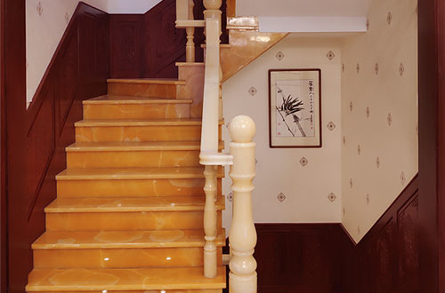 平南中式别墅室内汉白玉石楼梯的定制安装装饰效果